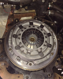 Conjunto de embreagem e volante do motor durante substituição na Mecânica Rocha