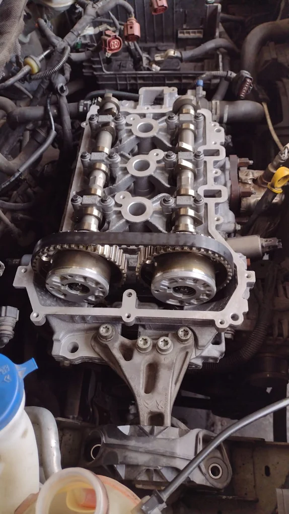 Cabeçote de motor aberto com comandos de válvulas e correia dentada durante manutenção na Mecânica Rocha